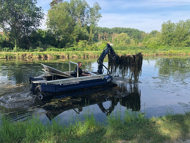 Berky Nereus Amphi 240 Typ 6450 auf dem Wasser