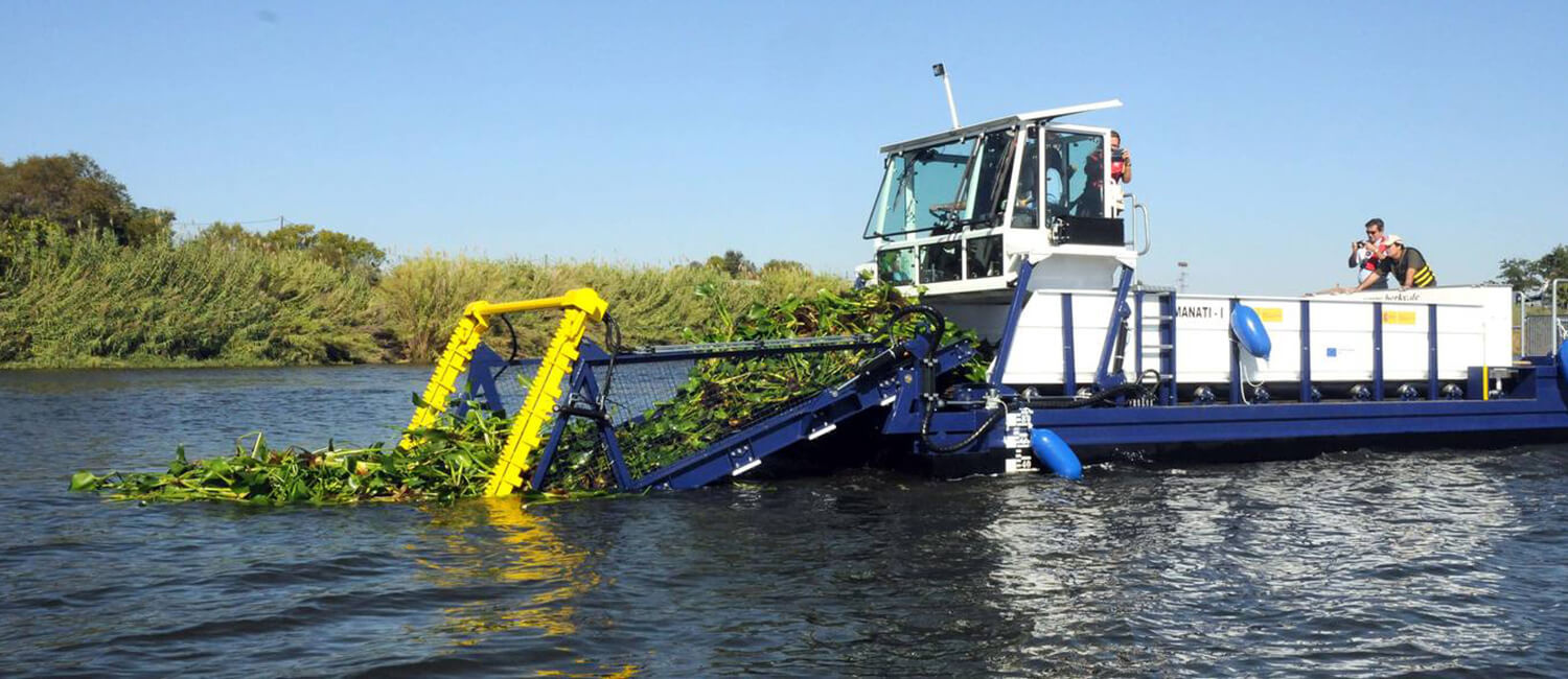 Berky Boot auf Wasser beim Einsammeln von Gewässerpflanzen