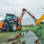 BERKY Mäh-Hark-kombi am Trecker auf Gras