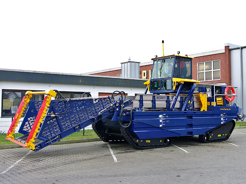 Berky Triton Amphi 550 auf Parkplatz Seitenansicht