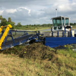 Berky Triton Amphi 550 im Einsatz am Ufer eines Gewässers