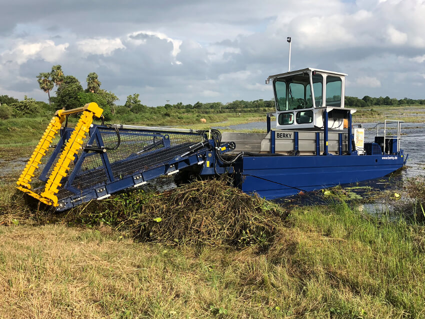 Berky Triton Amphi 550 im Einsatz am Ufer eines Gewässers