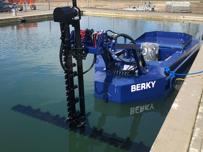 Arbeitsgerät T-Schneidwerk am Berky-Gerät auf dem Wasser