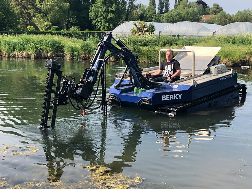 Arbeitsgerät T-Schneidwerk am Berky-Gerät auf dem Wasser