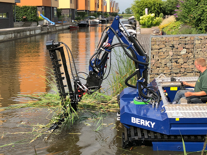 Arbeitsgerät T-Schneidwerk am Berky-Gerät schneidet Gras am Ufer