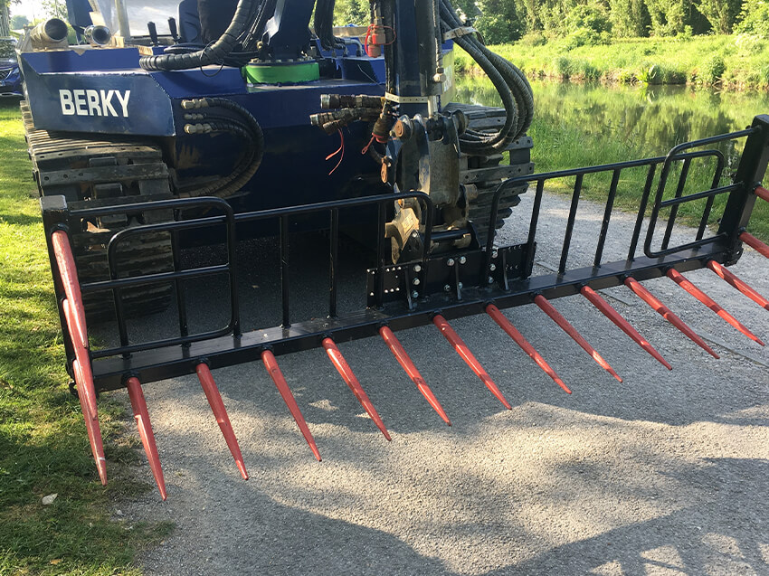 Arbeitsgerät Sammelharke am Berky-Gerät