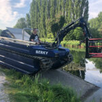 Arbeitsgerät Sammelharke am Berky-Gerät am Ufer