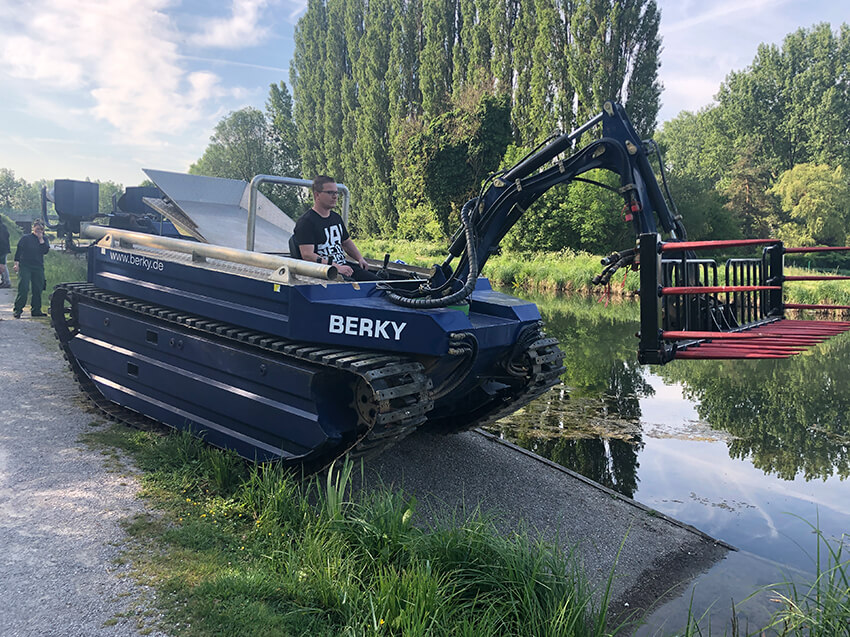 Arbeitsgerät Sammelharke am Berky-Gerät am Ufer