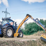 BERKY Zwischen­achs­anbau­gerät am Trecker auf Rasen