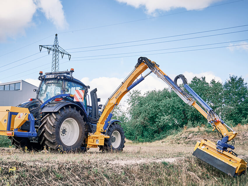 BERKY Zwischen­achs­anbau­gerät am Trecker auf Rasen