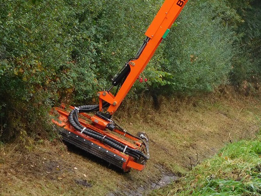 BERKY Mulcher am Berky-Gerät im Einsatz im Grünen