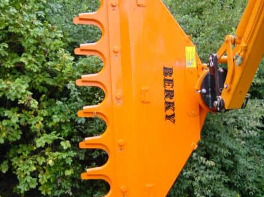 Berky Astschere vor grüner Hecke
