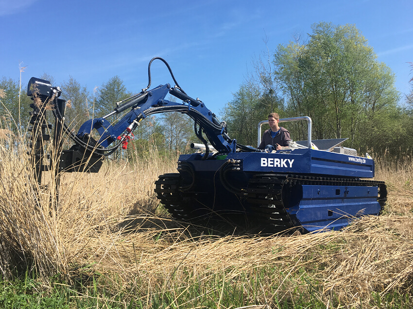 Berky Nereus Amphi an Land am Ufer im Einsatz mit Pflanzen