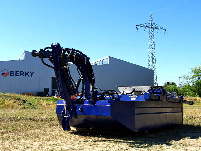 Berky Nereus Dredge an Land vor Berky-Gebäude