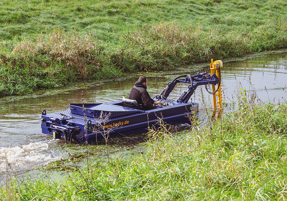 Berky-Boot auf dem Fluss schneidet Gras