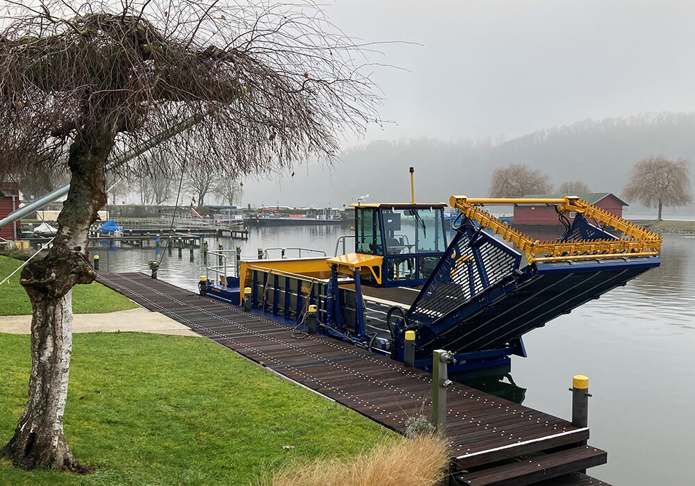 Berky-Boot liegt am Kanal am Steg