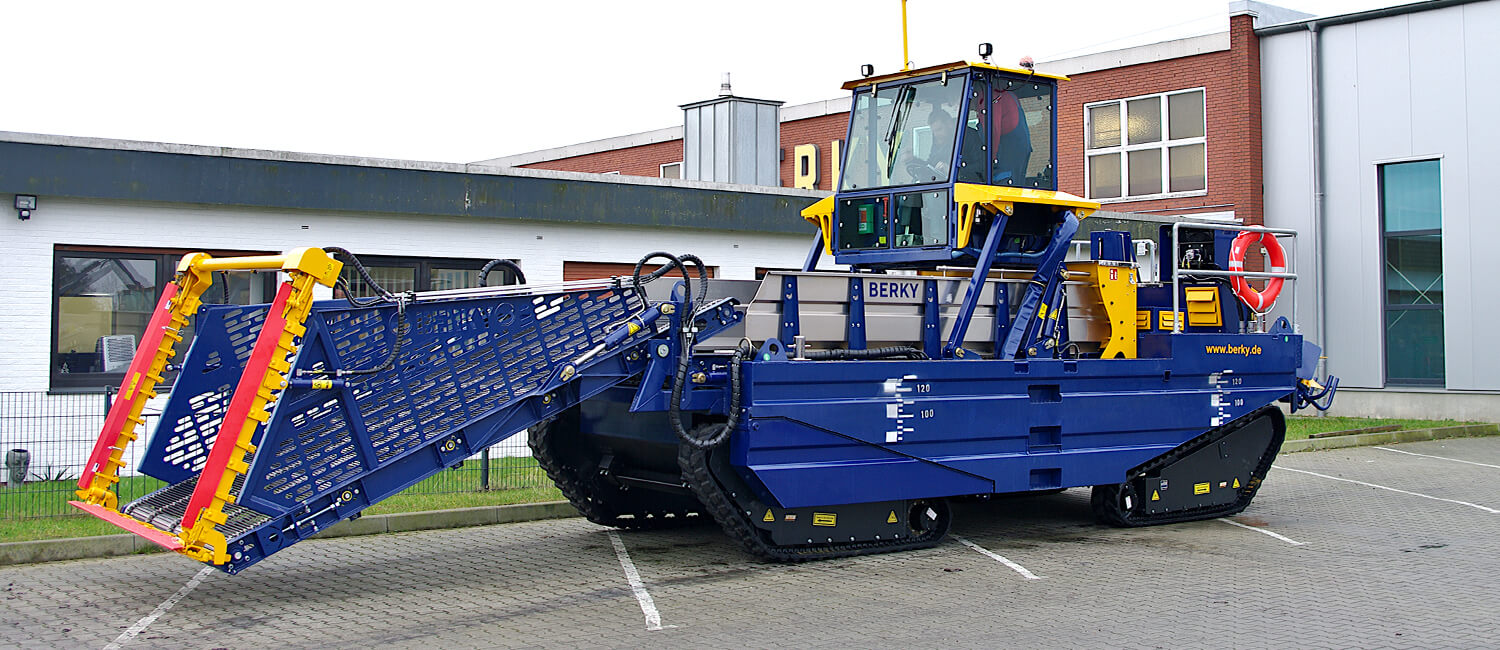 Berky Boot steht auf Parkplatz Seitenansicht