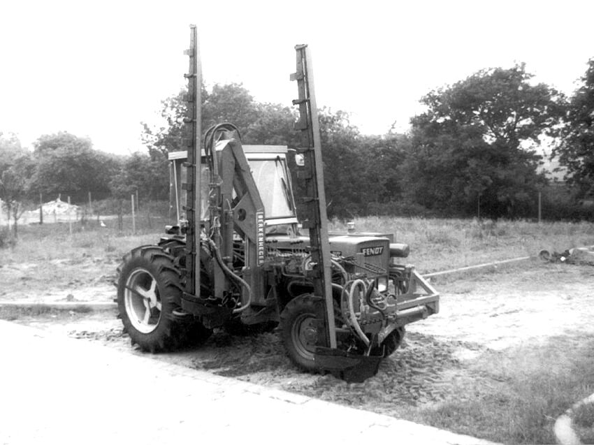 Historie Mähmaschine auf dem Feld