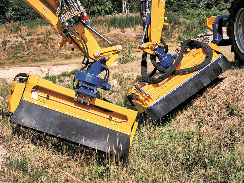 Berky Mulcher mit Räumband am Trecker im Einsatz im Grünen