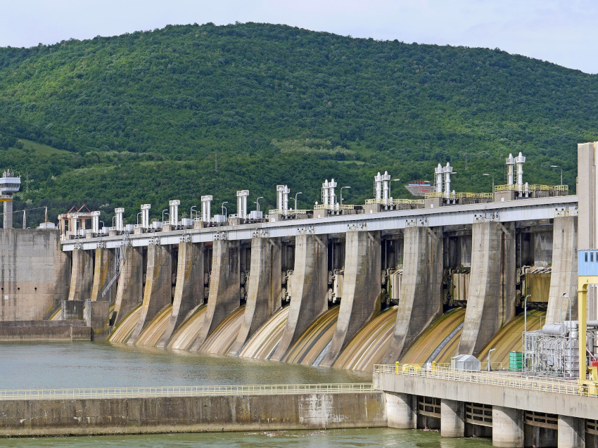 Wasserkraftwerk "Eisernes Tor 1“ im Stausee in der Donau an der Grenze zwischen Serbien und Rumänien