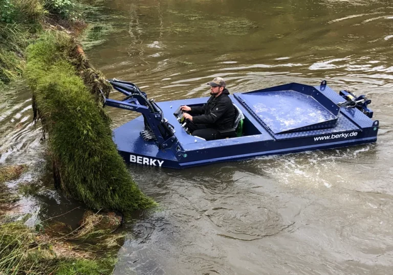BERKY mowing boat NEREUS 150 Waterpest bathing lake