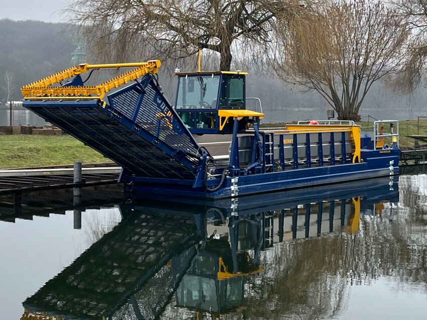 Weed Harvester BERKY TRITON 1500 in Harbor