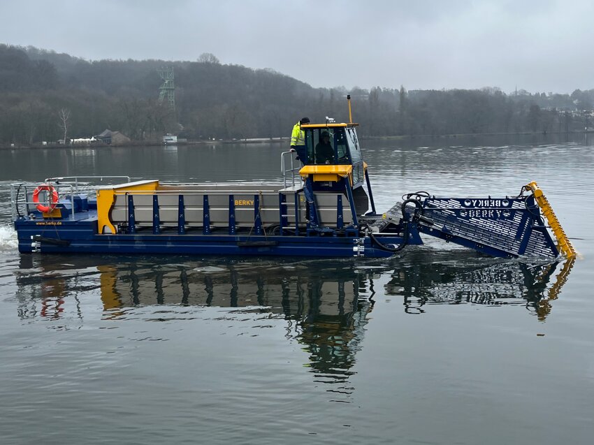 Weed Harvester BERKY TRITON 1500 on Water