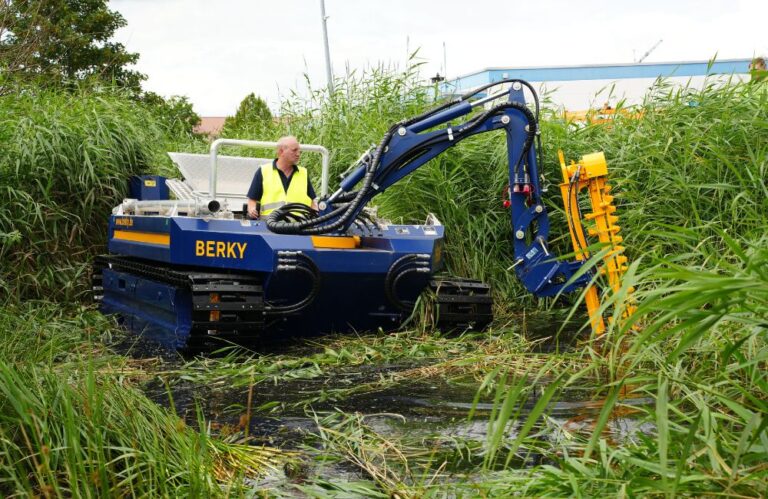 BERKY NEREUS 240 Amphi schneidet Schilfpflanzen