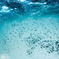 Klares Wasser mit Luftblasen